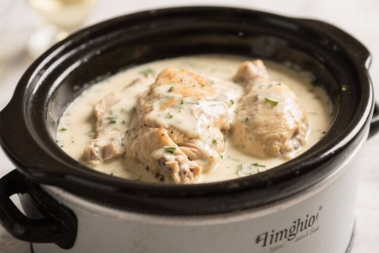 Crockpot Chicken in a Rich White Wine Cream Sauce – Comforting, Velvety, and Effortless